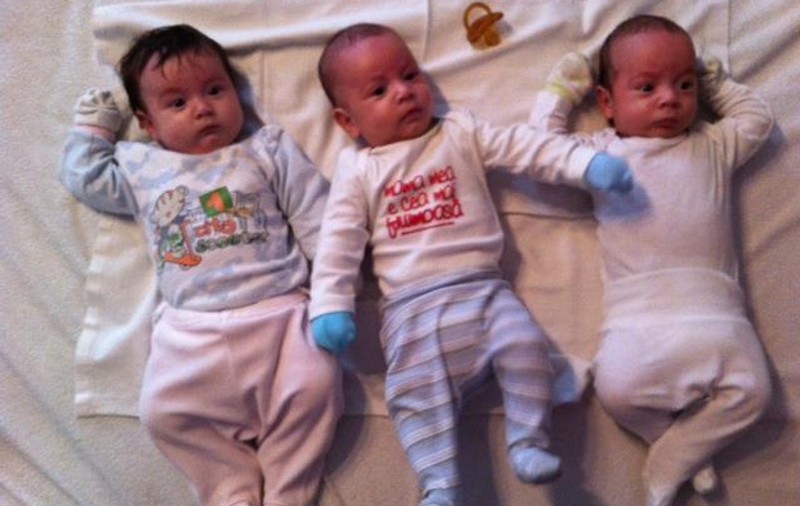 Cadou de la tatăl lor! Tripleţii Nicoletei Luciu vor primi, la botez, câte un apartament