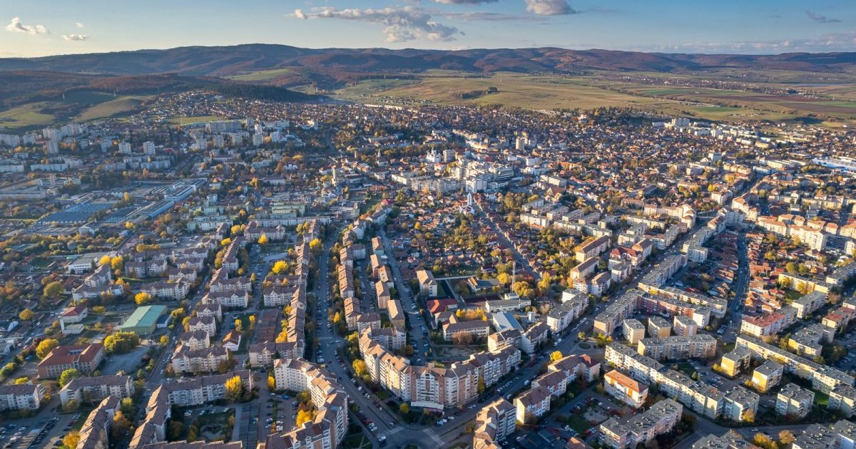 Vedere de sus, pe timp de primăvară cu municipiul Sfântu Gheorghe
