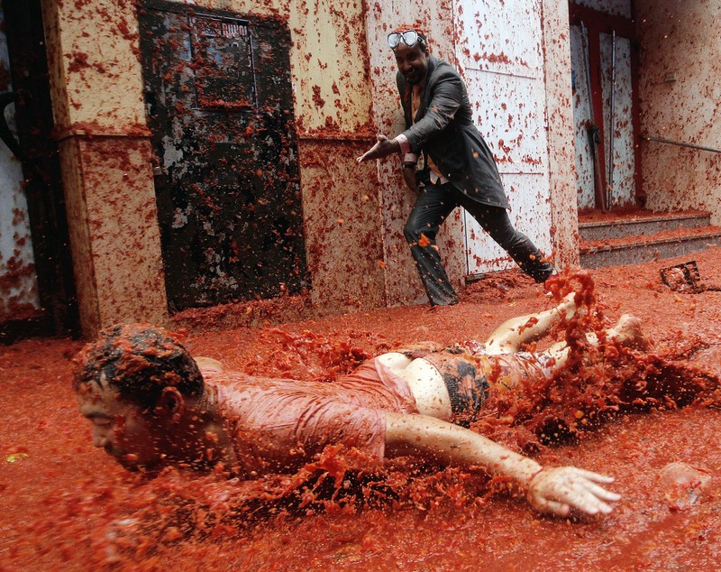 FOTO | Aproximativ 22.000 de oameni s-au bătut cu roșii la celebrul festival Tomatina