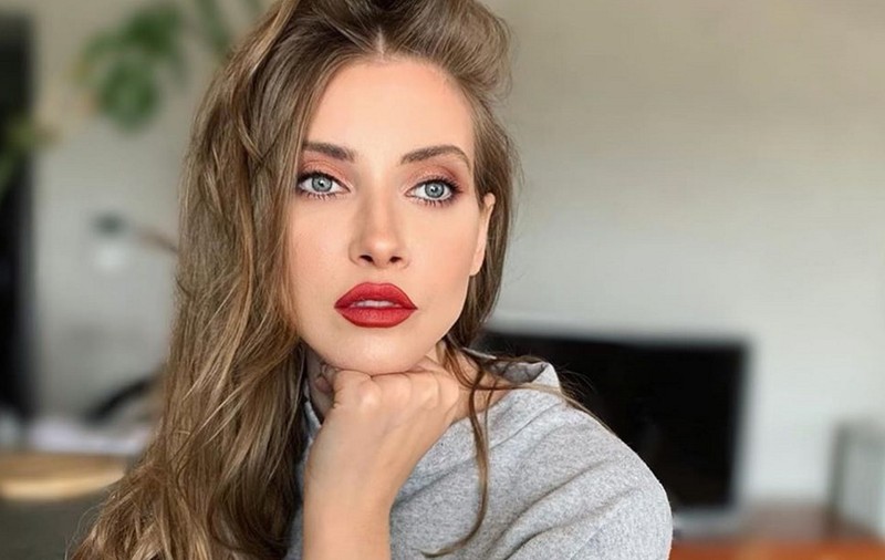 Iulia Albu s-a pozat fără strop de machiaj și a publicat imaginea pe contul de Instagram. Fanilor nu le-a venit să creadă că arată așa