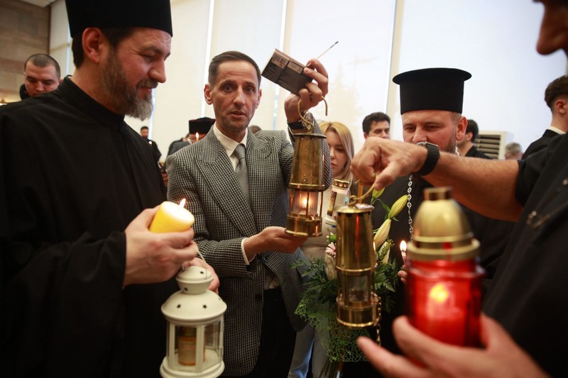 Sfânta Lumină de la Ierusalim a ajuns în România, pe Aeroportul Internațional Otopeni. Foto: Eli Driu (Libertatea)