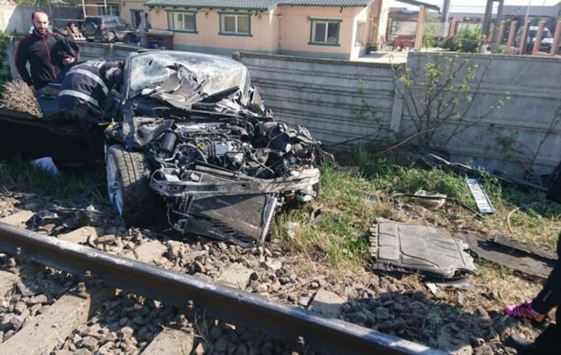 Un tren a spulberat o mașină, însă șoferul a scăpat neatins, în Buzău