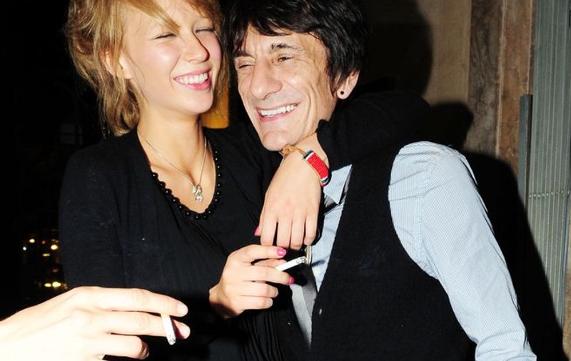 Fosta iubită a lui Ronnie Wood l-a primit înapoi după ce a bătut-o