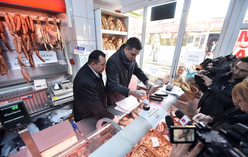 Amenzi de 240.000 de lei şi peste 350 kg de carne şi produse din carne confiscate, în Joia Mare