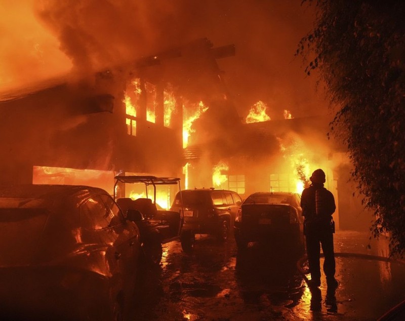 Incendiu de proporții în Malibu. Dick Van Dyke şi Cher, printre miile de persoane evacuate din calea flăcărilor | VIDEO 