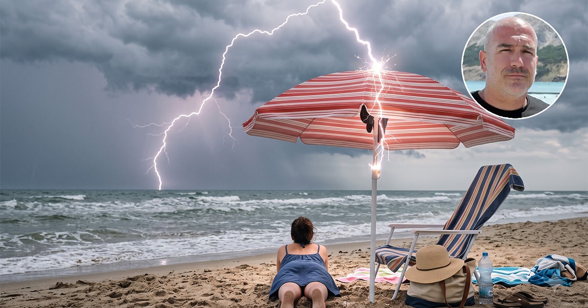 Un fulger lovește o femeie care stă pe plajă sub umbrelă,