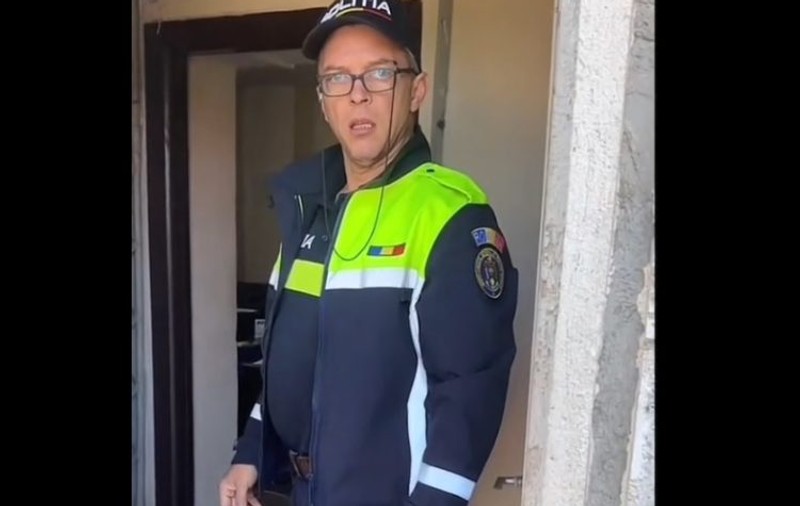 Poliţist din Tulcea, anchetat după ce a vrut să împiedice o persoană să îl filmeze şi i-a lovit telefonul mobil