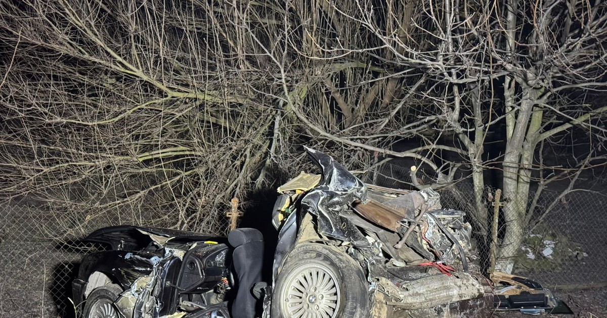 Mașină distrusă complet pe marginea unei șosele, după un accident