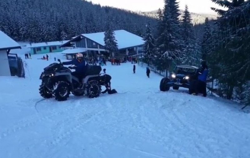 VIDEO | Doi oameni au primit amendă după ce au intrat cu ATV-urile pe pârtia de schi de la Șureanu, spre indignarea turiștilor
