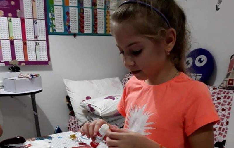 O fetiță de opt ani face mărțișoare ca să-și salveze viața. Denisa își ajută mama și bunica să strângă bani pentru tratamentul ei de la Viena (FOTO)