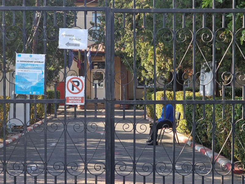 Intrarea în curtea școlii