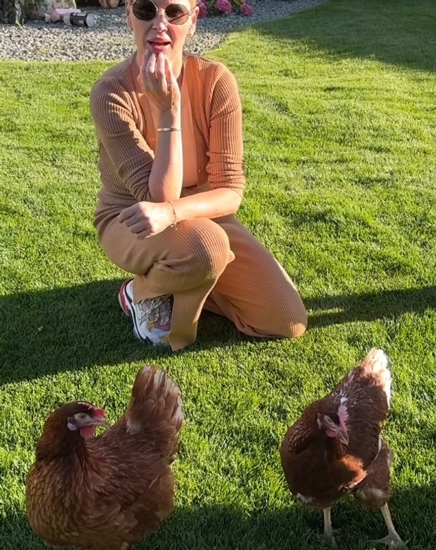 Andreea Bănică și-a cumpărat două găini, pe care le ține în curtea vilei sale: „Le-am mângâiat fără să mă sperii de ele”. Cum a reacționat fiul ei