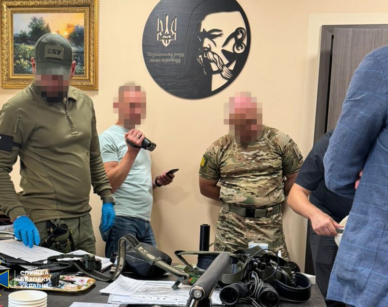 Șefii a două centre de recrutare din Ucraina au fost reținuți pentru o fraudă de 1,2 milioane de dolari. Banii, ascunși sub podea sau în pereți