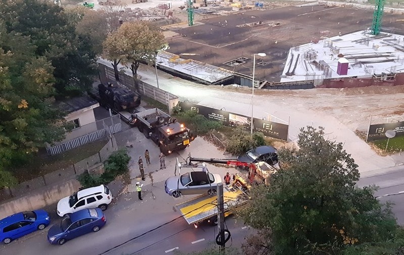 Un constănțean a blocat cu mașina intrarea unei unități militare. Soldații au așteptat 2 ore ca să scoată un TAB pe poartă!