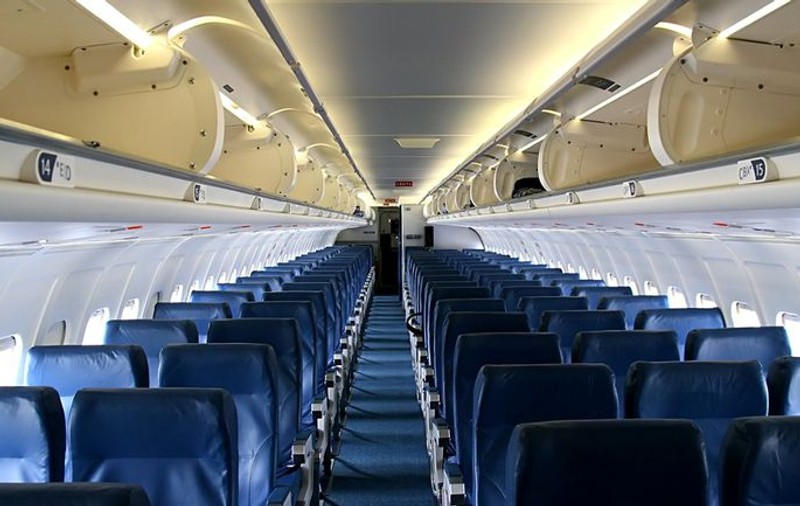 VIDEO | Scene incredibile într-un avion: O pasageră a atacat o stewardesă dintr-un motiv incredibil