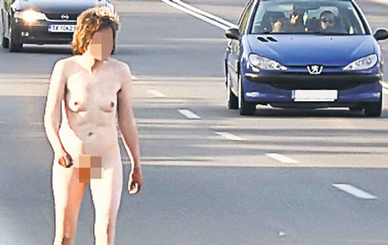 Uite-le cum umblă goale pe şosea!