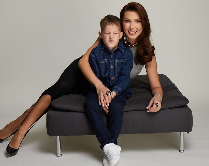 De ce Ilinca Vandici nu face temele cu băiețelul ei. Zian e în clasa întâi: „În momentul în care ajunge acasă se poate relaxa, juca”