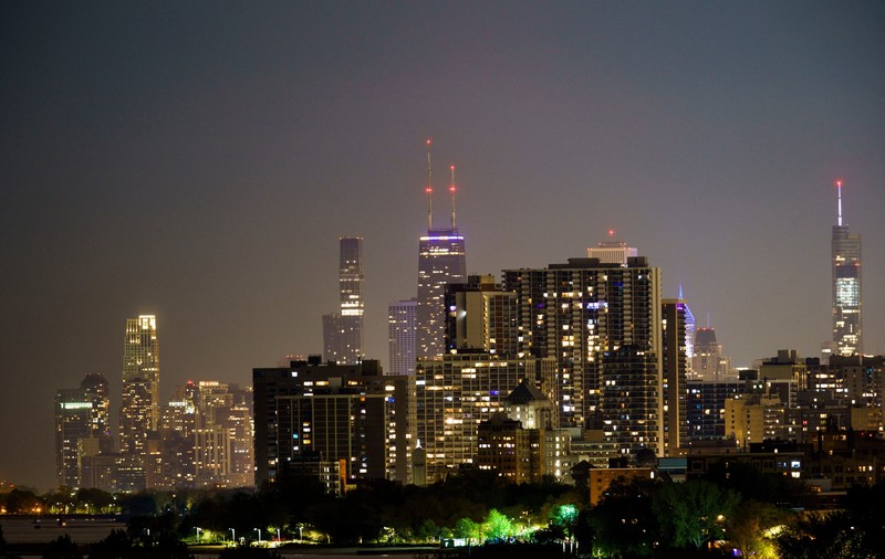 Cel puțin 1.000 de păsări au murit, într-o singură zi, după ce s-au lovit de un zgârie-nori din Chicago