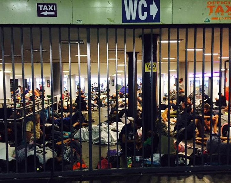 Corespondenţă din UngarIAD! Budapesta e sub asediul miilor de refugiați, iar autoritățile maghiare par să nu mai le facă față. ^Nu doar gara Keleti, epicentrul mulțimii care a venit să-și găsească un trai uman în Europa, e ocupată. Parcurile din jurul arenei pe care se va juca sunt pline de sirieni și de afgani. Nimic nu e ce pare, nimic nu mai e sigur. Se va juca și fotbal aici?