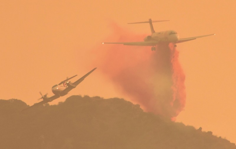 Incendiile fac în continuare ravagii în California. Un pompier și-a pierdut viața
