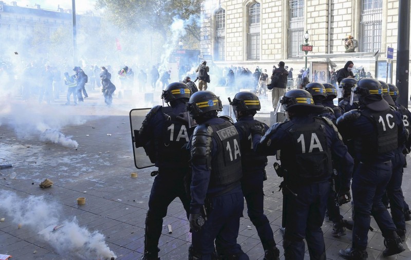 Ciocniri între manifestanți și polițiști, la Paris Sursa foto: Profimedia