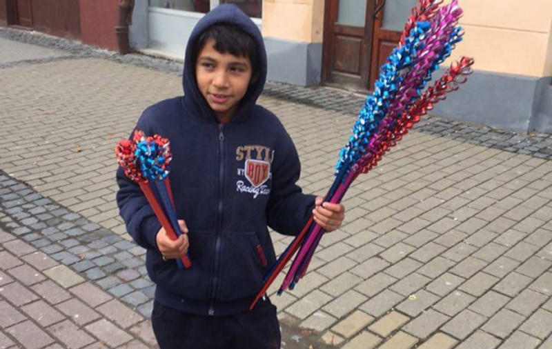 Chiulește de la școală ca să vândă nuielușe! Un puști de doar 10 ani din Bistrița a devenit antreprenor de nevoie
