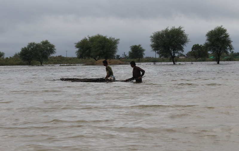 Peste 900 de persoane, inclusiv sute de copii, au murit din cauza inundațiilor din Pakistan