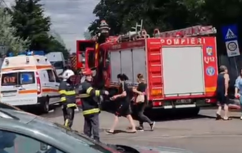 Incendiu la mai multe case din sectorul 1, în București. 12 autospeciale intervin pentru a stinge focul