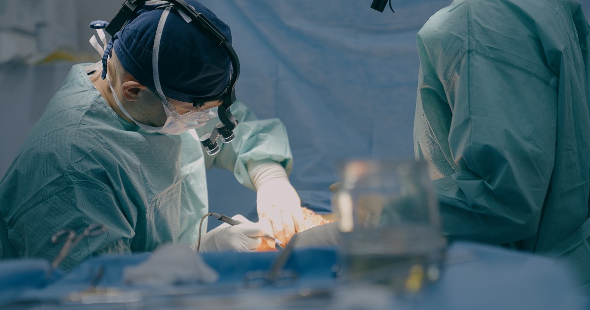 În imagine sunt ilustrați doctori în timpul unei operații
