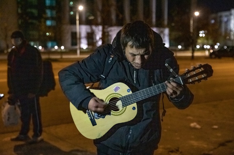 Bogdan cântă la chitară&nbsp;