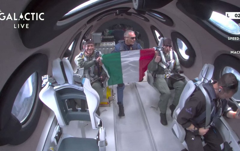 Primul zbor comercial al Virgin Galactic a ajuns în spațiu. Clienții care au plătit sute de mii de dolari pe un bilet au petrecut câteva minute în imponderabilitate