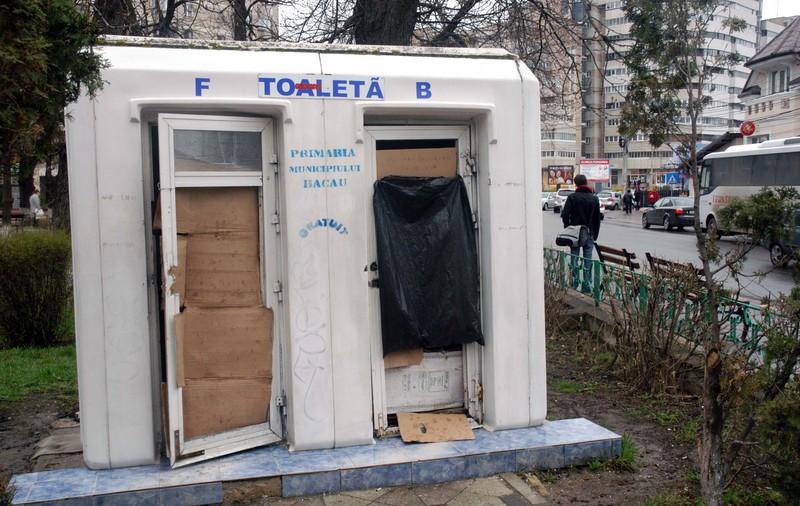 Un beţiv a furat uşa de la WC-ul din parc