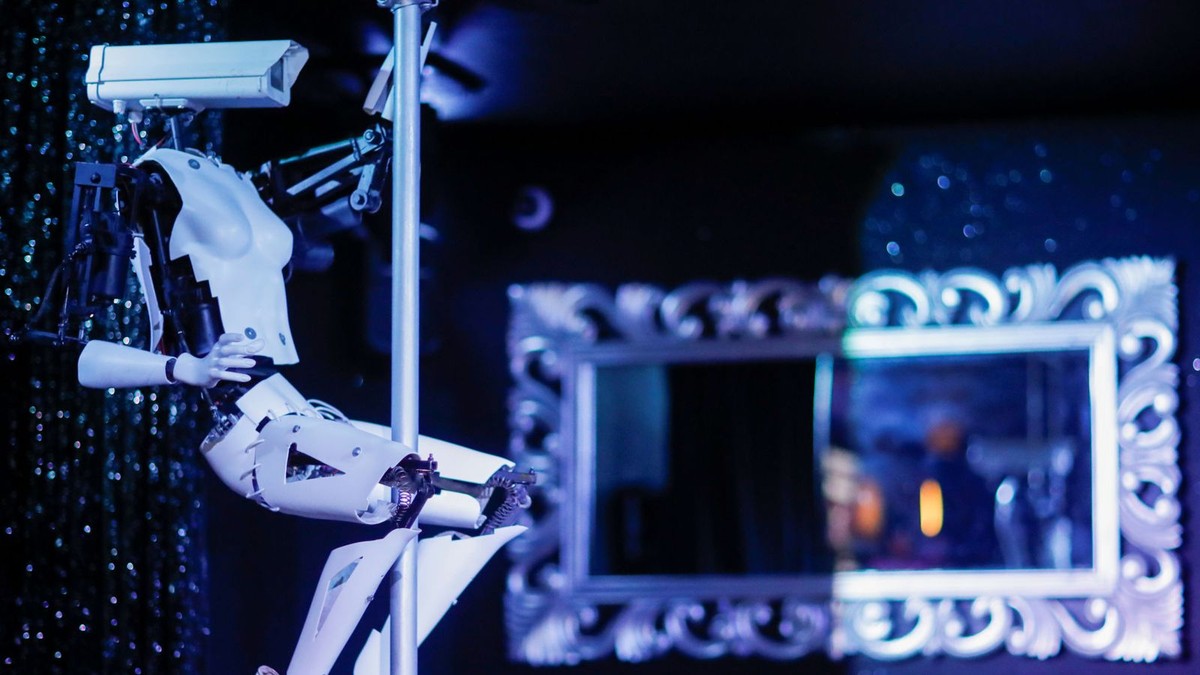 Roboții care dansează la bară, atracția unui club de striptease din Franța