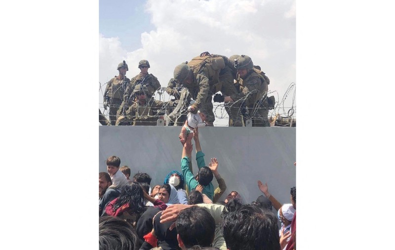 „E o învingătoare”. Bebelușul trecut peste gardul de sârmă ghimpată în aeroportul din Kabul, reunit miraculos cu familia