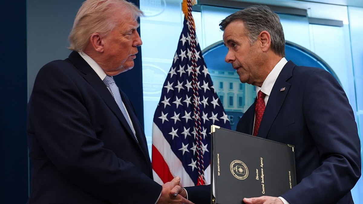 John Ratcliffe (stânga), directorul CIA, surprins în timp ce dă mâna cu Donald Trump Sursa foto: GettyImages