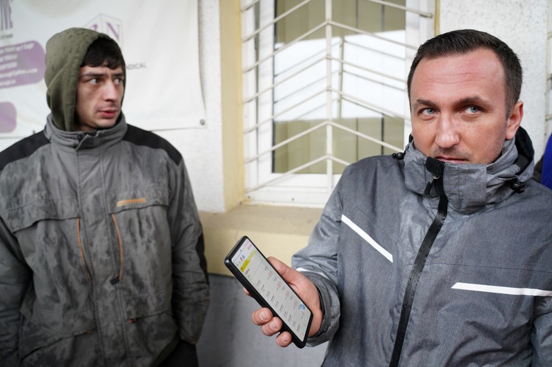 Un muncitor ne arată factura de 728 de lei pe care a primit-o la gaz