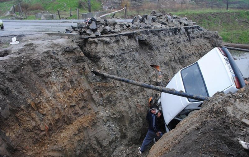 A căzut cu maşina într-o groapă de 4 metri din oraş | FOTO