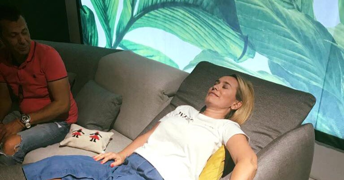 Andreea Esca, în vizită la un târg de vechituri