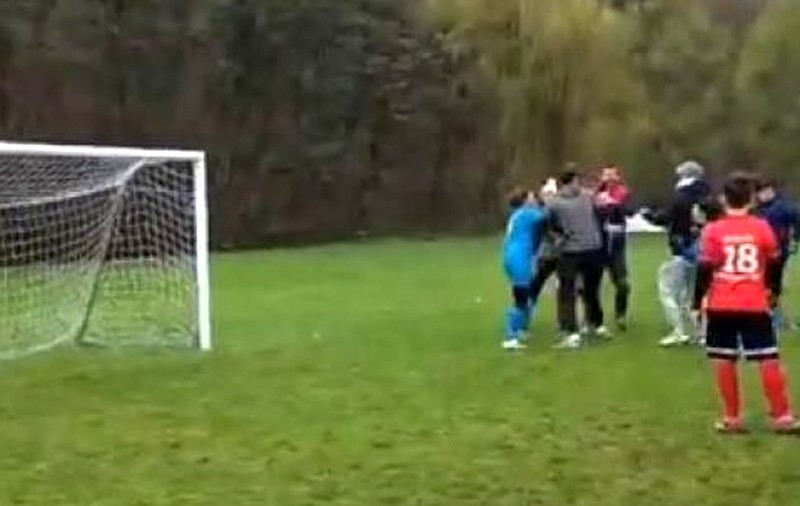 Bătaie pe terenul de fotbal, în Sălaj. O adolescentă de 14 ani a fost lovită de mama unui adversar pe care l-a faultat