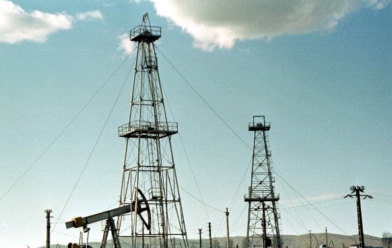 Un oltean s-a racordat la ”izvorul” cu petrol al unei firme aflată peste drum de gospodăria lui