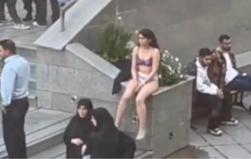 În Teheran, o studentă a ieșit în stradă în lenjerie intimă, după ce a fost atacată pentru că purta hijabul „incorect”