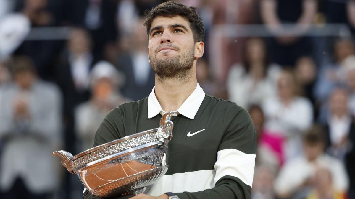 Carlos Alcaraz din Spania sărbătorește în timpul ceremoniei de premiere după victoria sa împotriva italianului Jannik Sinner în finala masculină din ziua 15 a turneului de tenis Roland-Garros 2025, French Open, Grand Slam, pe 8 iunie 2025, pe stadionul Roland-Garros din Pennsylvania.