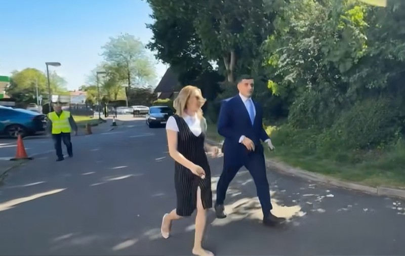 George Simion a rupt-o la fugă, la Londra, ca să scape de românii veniți să-l ia la întrebări, la un miting electoral: „Iese prin spate!”