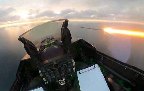 Interiorul cockpitului unui avion F-16 în timpul unui zbor, surprinzând momentul exact al lansării unei rachete