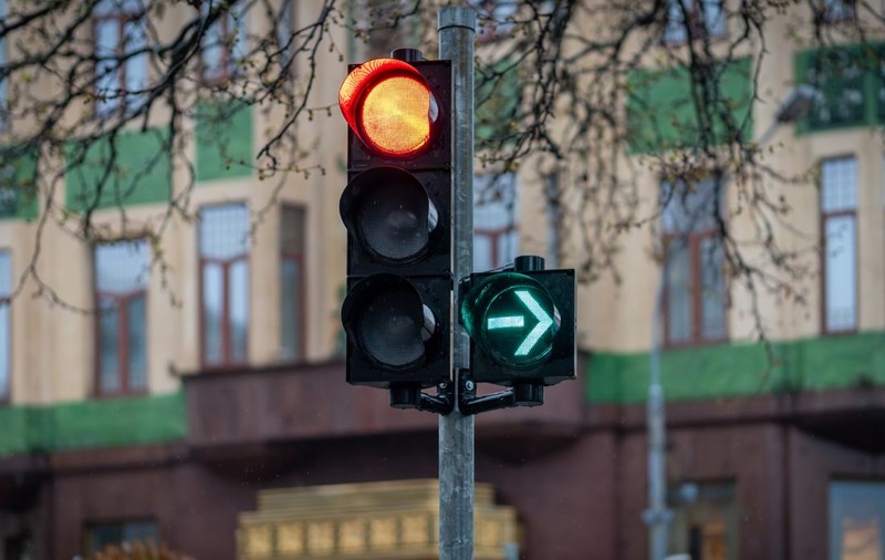 Semaforul verde intermitent la dreapta în 2026: când poți trece, când ești amendat și când ți se reține permisul