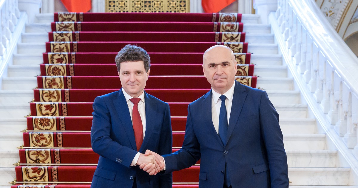 Nicușor Dan și Ilie Bolojan dau mâna pentru presă în holul principal al Palatului Cotroceni