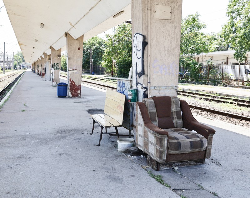 „Doar pentru tine, Amore”. O manea, un fotoliu părăsit și un ceas blocat, locul abandonat din București