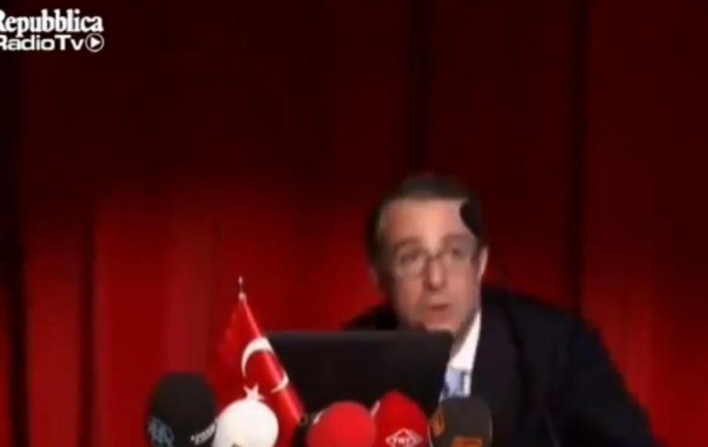 Video | Reprezentant FMI, atacat cu ouă în timpul unui discurs