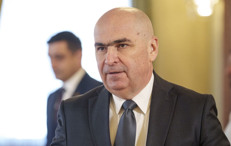 Consumăm mai mult decât ne putem permite și, în plus, vom fi loviți de efectele taxelor impuse de Trump. „Urmează o perioadă dificilă”, avertizează Bolojan