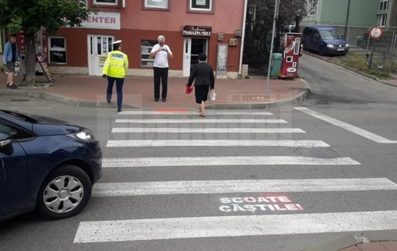 Polițiștii s-au apucat de scris mesaje pe carosabil! Ce texte au scris și cui le sunt adresate